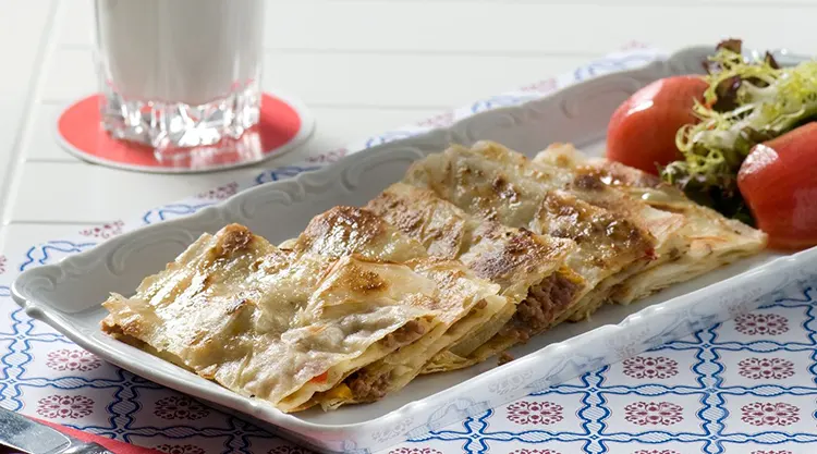 Турецкая лепешка из теста гёзлеме для перекуса.