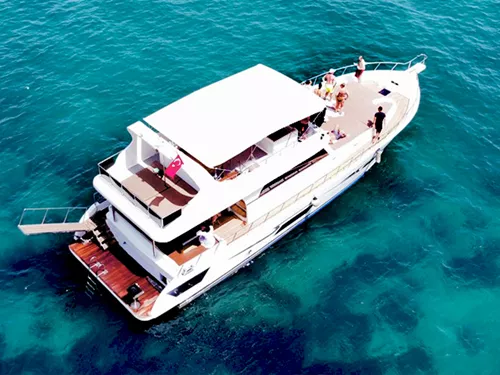 Queen Vip rental yacht photo